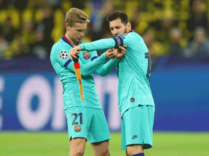 نجم نادي برشلونة ليونيل ميسي و لاعب الوسط فرينكي دي يونغ