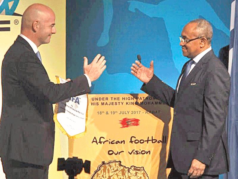 أحمد أحمد إلى جانب إنفانتينو