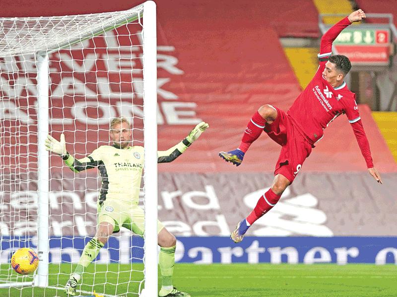 فيرمينيو نجم ليفربول خلال مواجهة ليستر سيتي