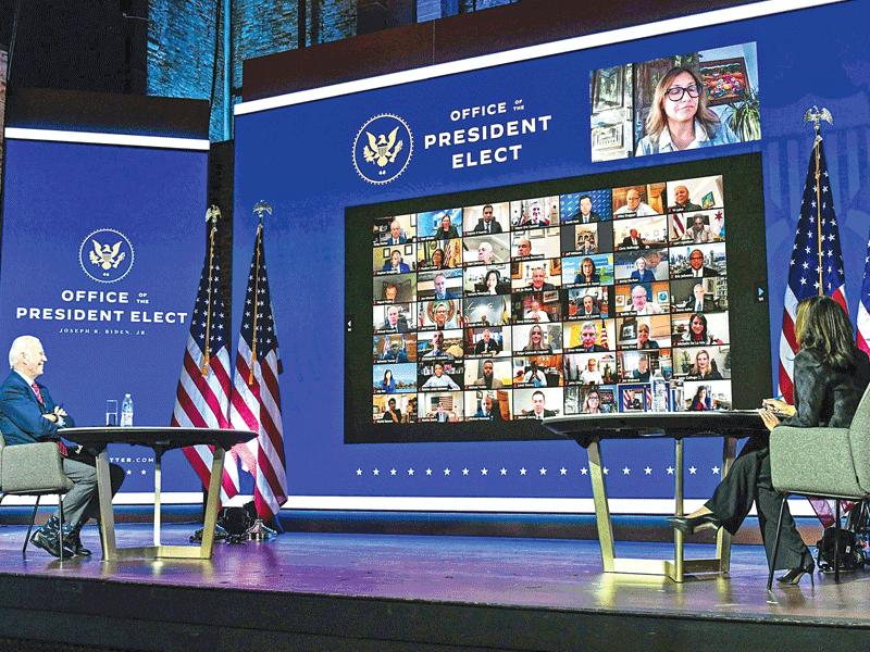 بايدن وهاريس في اجتماع افتراضي مع رؤساء البلديات أمس الأول    (أ ف ب)