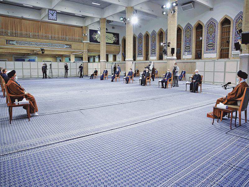 علي خامنئي مجتمعاً بالمجلس الاقتصادي الأعلى في طهران أمسt (أ ف ب)