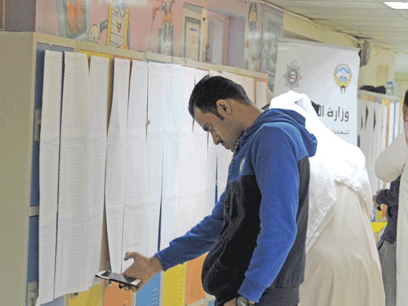 أحد المواطنين يبحث عن اسمه في الكشوف الانتخابية