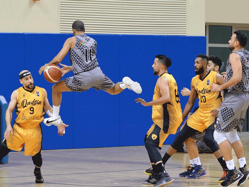 صانع ألعاب القرين وليد السلمي يلتقط إحدى الكرات المرتدة أمام لاعبي القادسية 