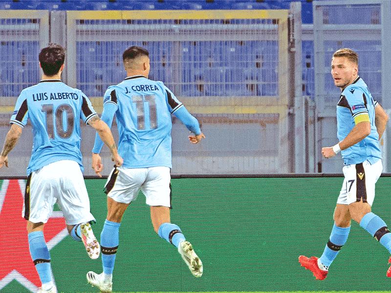 إيموبيلي نجم لاتسيو إلى جانب زميليه كوريا ولويس