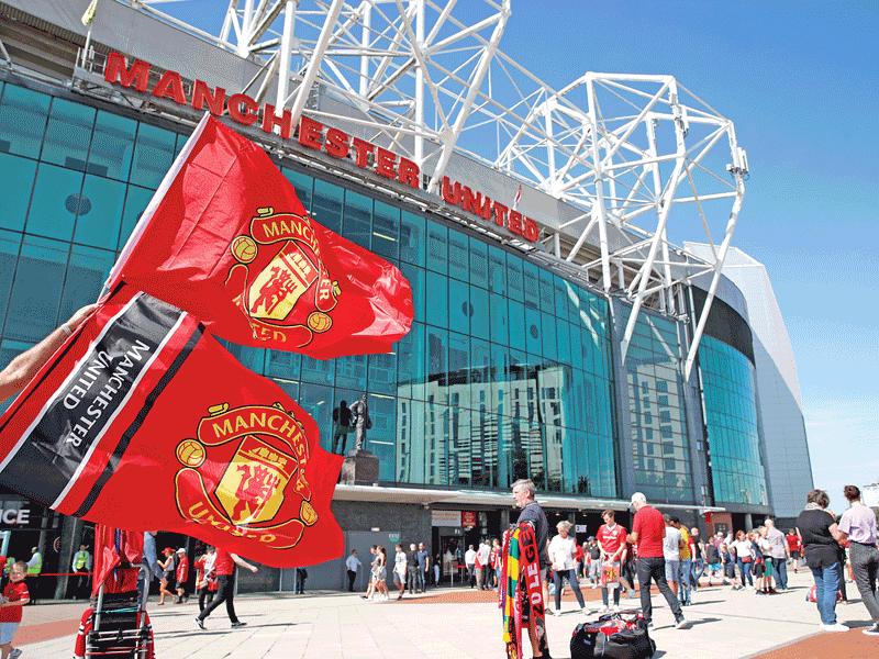 جماهير مان يونايتد عند استاد «أولد ترافورد» العام الماضي