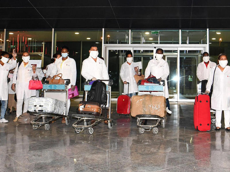 صورة أرشيفية أثناء مغادرة 150 من الفريق الطبي الكوبي البلاد بسبب ضعف اللغة الإنجليزية