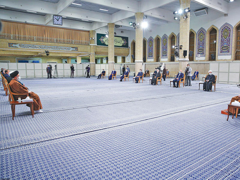 خامنئي مجتمعاً بالمجلس الاقتصادي الأعلى في طهران أمس (أ ف ب)