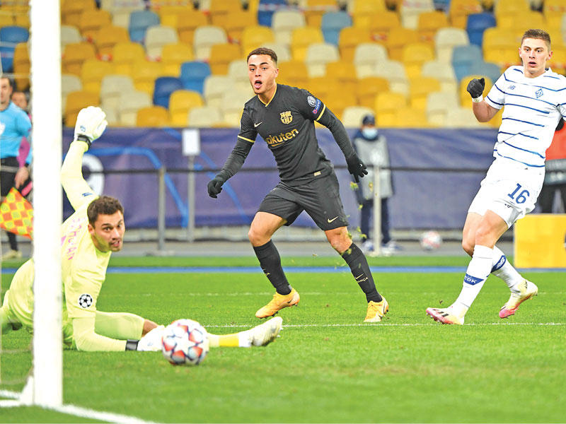 ديست نجم برشلونة يحرز هدفه في مرمى دينامو كييف