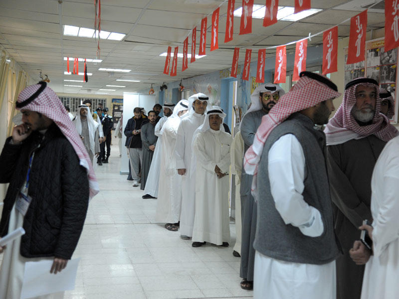 زحمة ناخبين أمام إحدى لجان الاقتراع