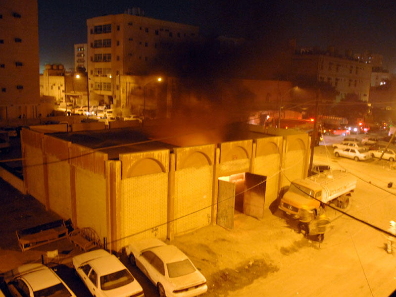 سيارات مهملة تحيط بإحدى محطات الكهرباء خلال احتراقها (أرشيف) 