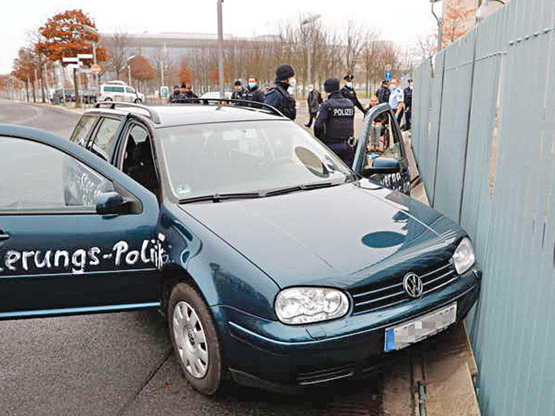 سيارة تصطدم ببوابة المستشارية الألمانية في برلين