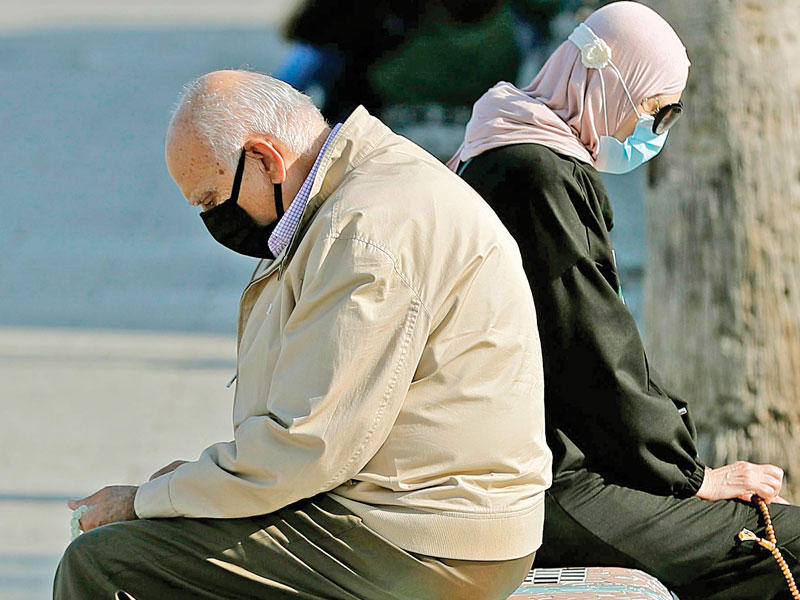 امرأة ورجل يستمتعان بأشعة الشمس على كورنيش بيروت أمس الأول (أ ف ب)