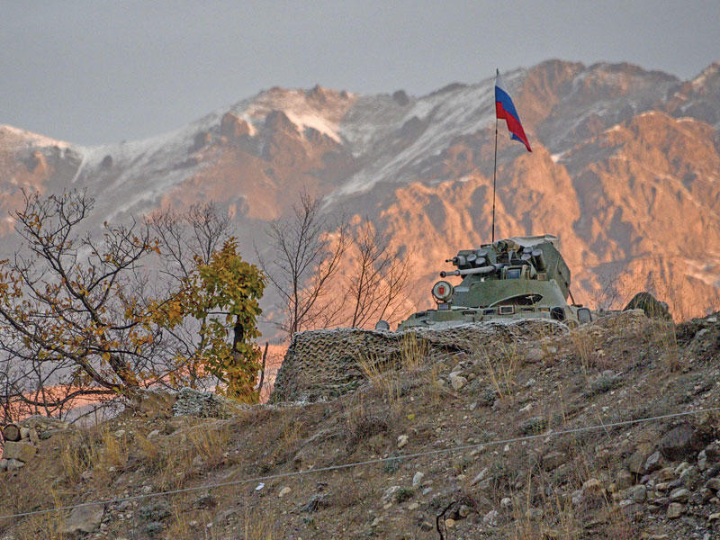دبابة روسية في أحد المواقع بكاراباخ أمس       (أ ف ب)