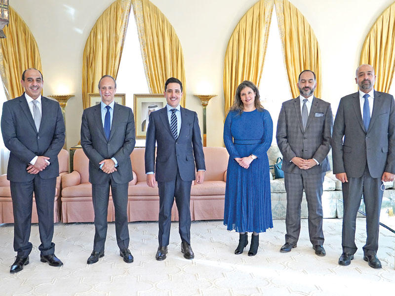 وزير الخارجية وزير الإعلام بالوكالة الشيخ الدكتور أحمد الناصر متوسطاً أعضاء السفارة ورؤساء المكاتب الفنية الملحقة في واشنطن 