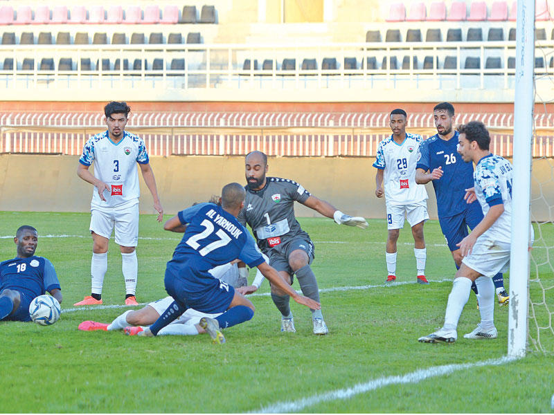 فرصة لليرموك أمام مرمى الجهراء       (تصوير جورج رجي)