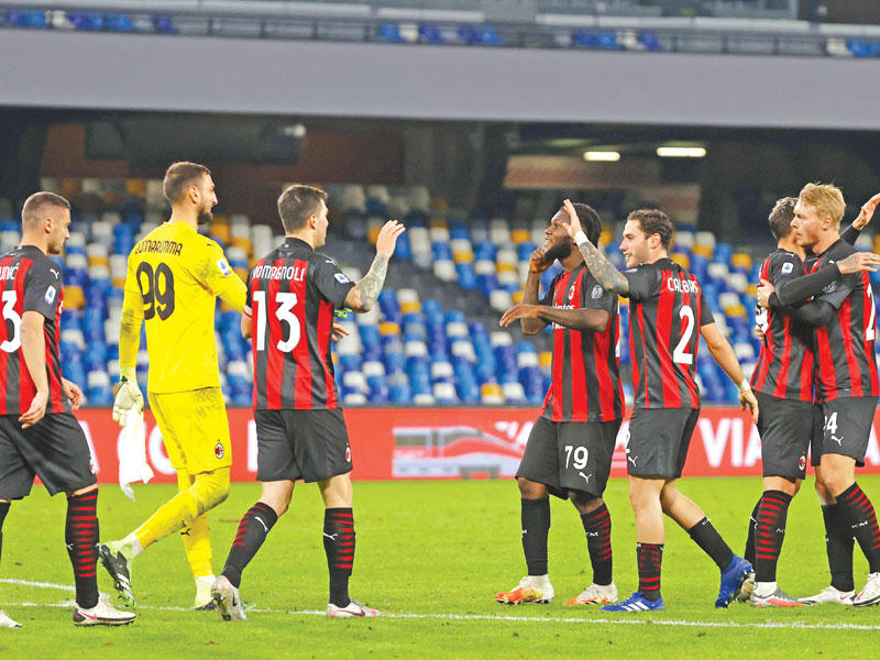 لاعبو ميلان خلال مباراة سابقة