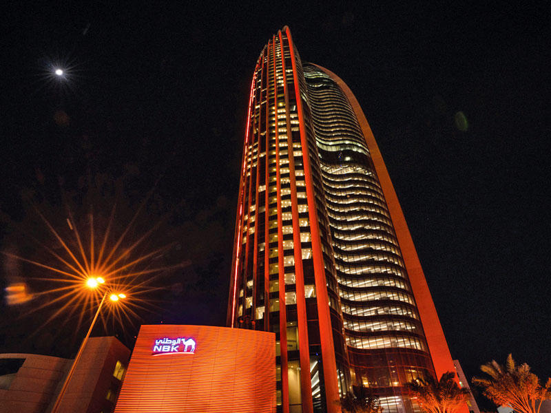 بنك الكويت الوطني يضيء مقره الرئيسي باللون البرتقالي 