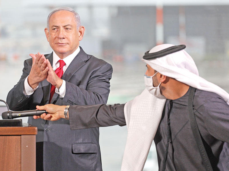  نتنياهو خلال استقباله طائرة الرحلة الإماراتية في مطار بن غوريون أمس  (أ ف ب) 