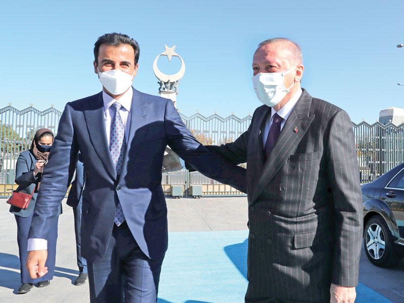  الرئيس التركي رجب طيب إردوغان مستقبلا أمير دولة قطر الشيخ تميم بن حمد آل ثاني في العاصمة التركية أنقرة أمس (رويترز)