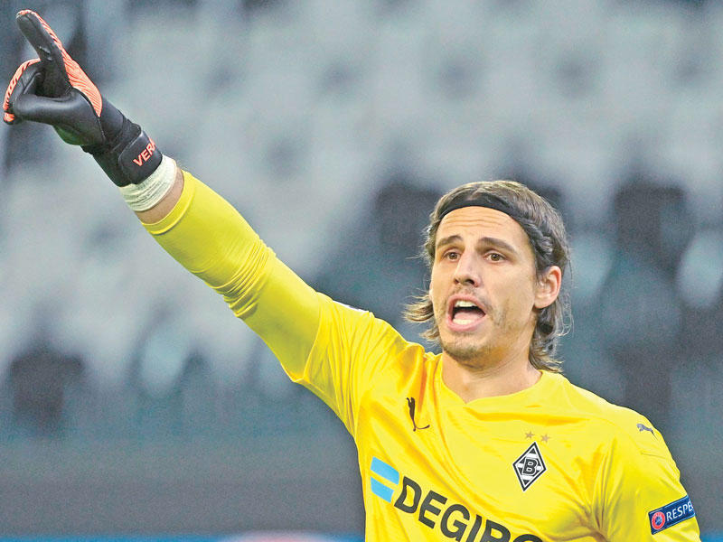 يان سومير حارس مرمى فريق بوروسيا مونشنغلادباخ الألماني 