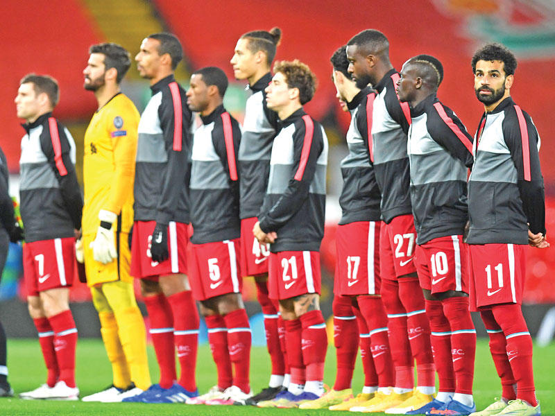 لاعبو ليفربول قبل بداية المباراة الأخيرة في دوري الأبطال
