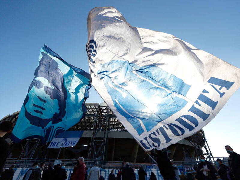 جماهير نابولي تودع مارادونا خارج ملعب سان باولو