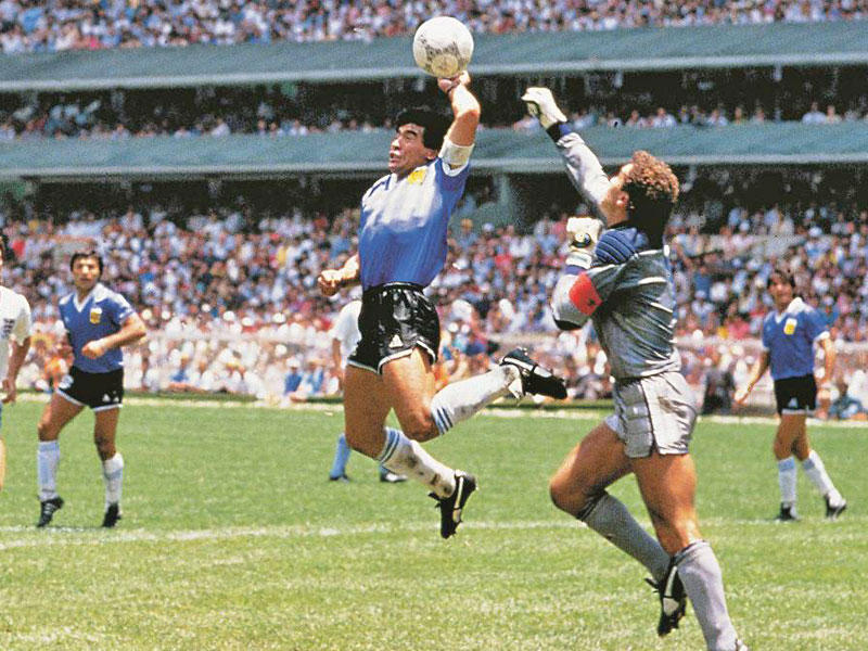 الهدف الشهير لمارادونا الذي أحرزه بيده في مرمى شيلتون