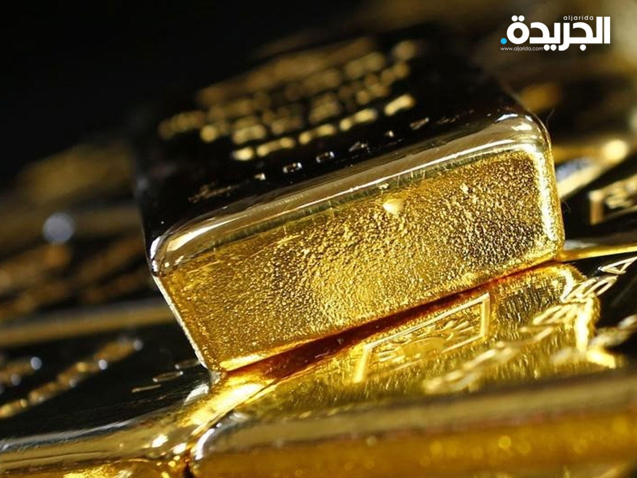 الذهب ينزل عن 1800 دولار