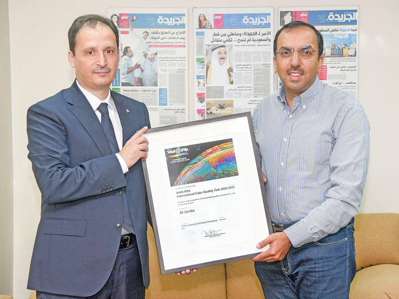 رئيس التحرير الزميل خالد هلال المطيري يتسلم من المدير العام لشركة «بي دبليو» نائب الرئيس التنفيذي لشركة الصناعات البريطانية رياض أبو دقر جائزة جودة الطباعة
