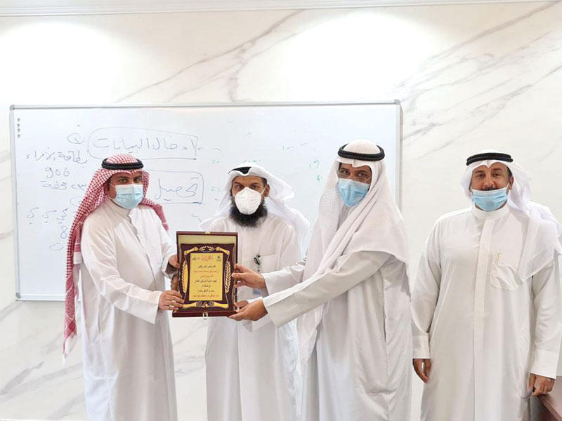  الوكيل المساعد لقطاع التخطيط والتدريب ونظم المعلومات ووكيل قطاع خدمات العملاء بالتكليف أحمد الرشيدي مكرماً أحد موظفي محطات التعبئة 