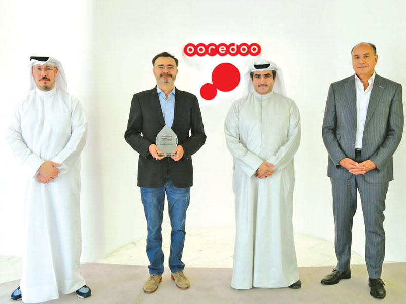 من اليمين: فادي قعوار وعبدالعزيز البابطين وتابان تريباثي ومجبل الأيوب