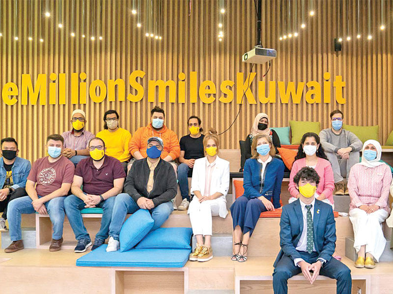 انتصار العلي والسفيرة الفرنسية تتوسطان عددا من المشاركين