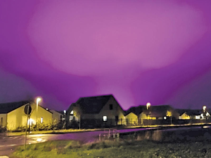 السماء متخذت لوناً أرجوانياً (بنفسجياً) في البلدة السويدية