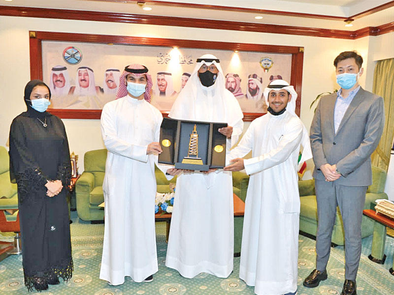  محافظ الاحمدي الشيخ فواز الخالد وفريق «فري هورس» للفروسية