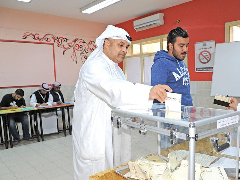 مواطن يدلي بصوته في انتخابات مجلس 2016