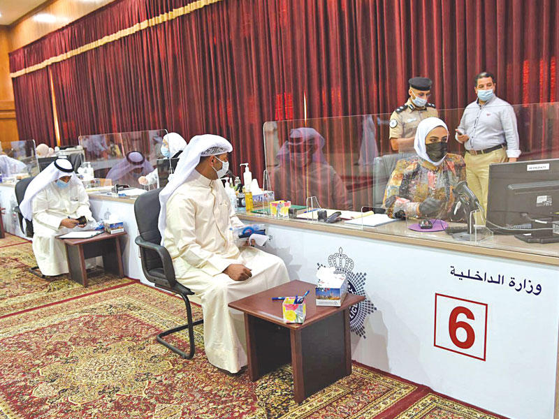 جانب من عملية تسجيل المرشحين في اليوم الأول