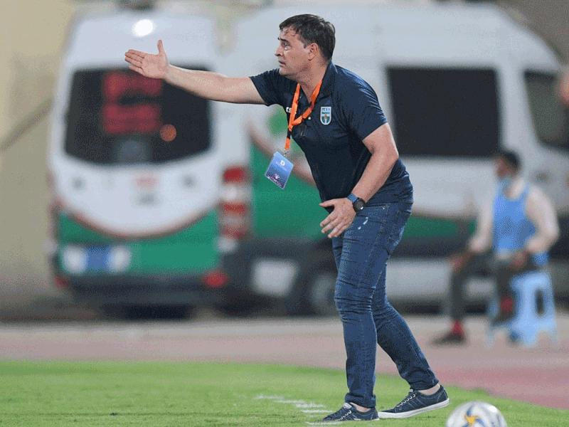 مدرب الفريق الأول لكرة القدم بنادي كاظمة، الإسباني روبرتو بيانكي