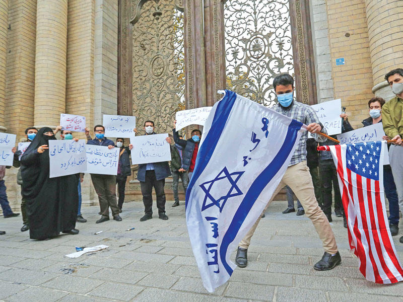 طلاب ينتمون إلى الباسيج يتظاهرون أمام «الخارجية» الإيرانية بطهران مطالبين باستقالة ظريف ووقف التعاون مع الوكالة الذرية    (أ ف ب)