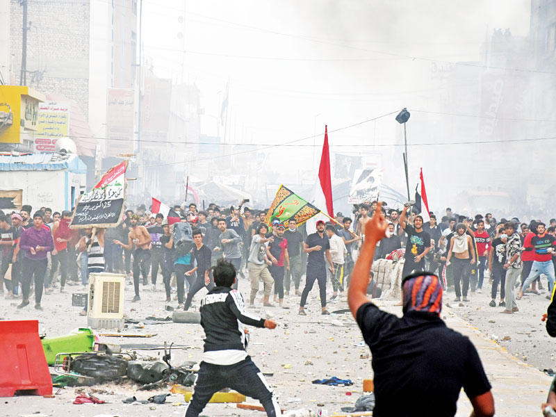 اشتباكات بين متظاهرين معارضين للحكومة وأنصار الصدر في الناصرية أمس الأول            (رويترز)