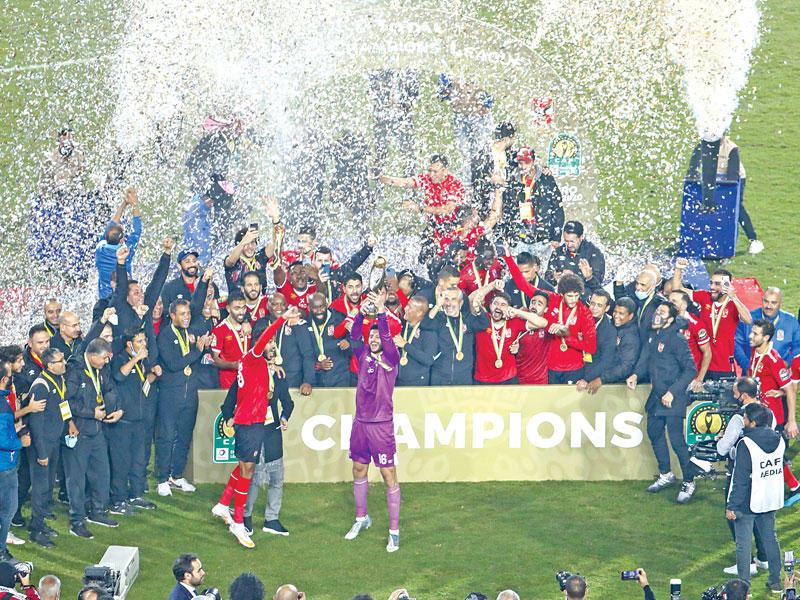 لاعبو الأهلي يحملون الكأس القارية (أ ف ب)