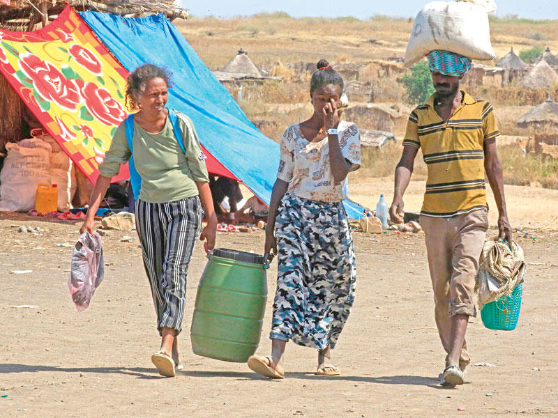لاجئون إثيوبيون من تيغراي على الحدود مع السودان أمس الأول   (ا ف ب)