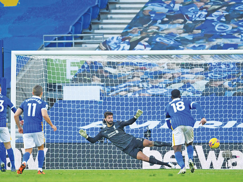 باسكال غروس نجم برايتون يسجل هدفه في مرمى ليفربول