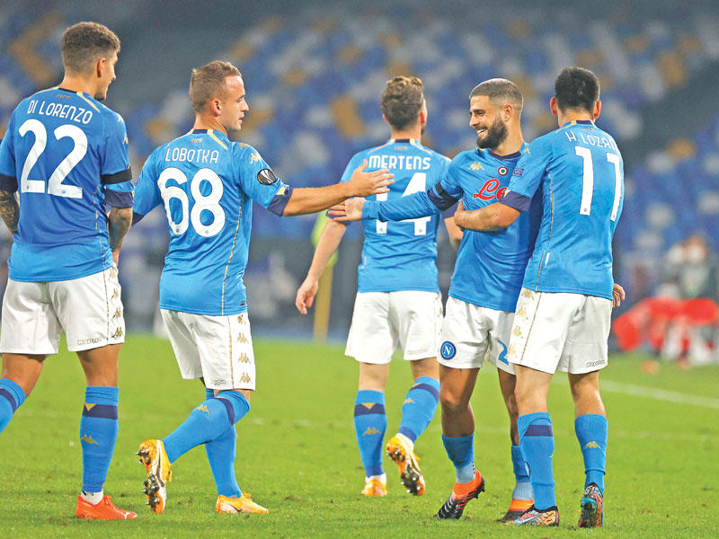 لاعبو نابولي خلال المباراة الماضية في الدوري الأوروبي