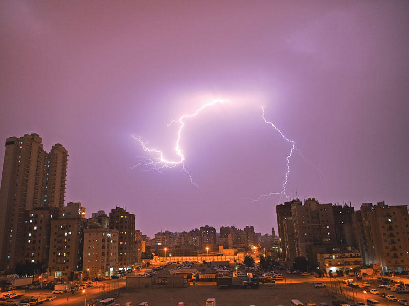 وميض البرق في سماء البلاد خلال العاصفة الماطرة أمس