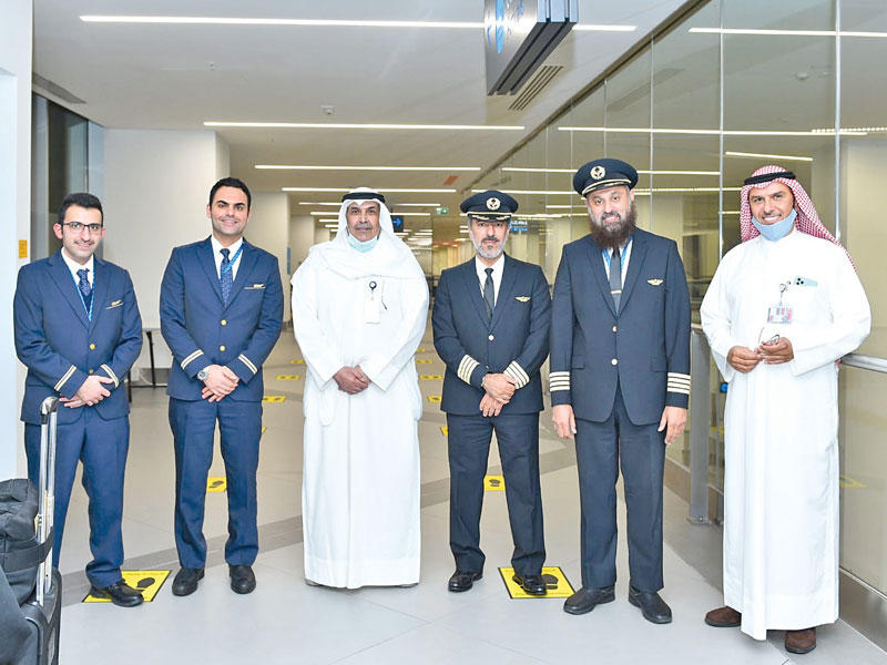 خالد المطيري وفايز العنزي مع الطاقم عقب استقبال الطائرة