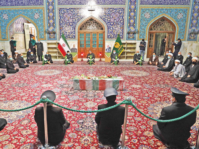 نعش العالم الإيراني محسن فخري زاده في مرقد الإمام الرضا أمس   (أ ف ب)