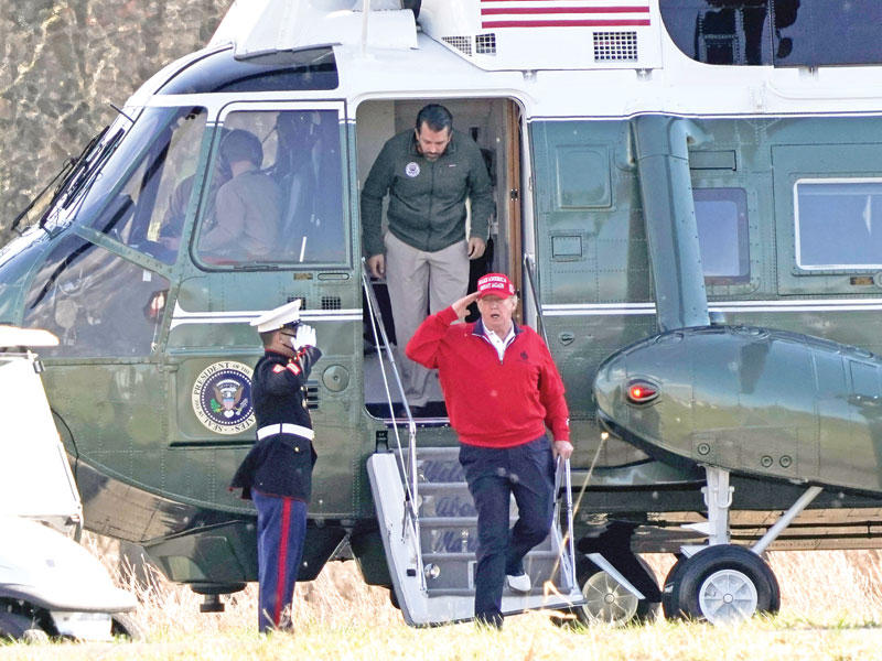 ترامب لدى وصوله إلى «نادي ترامب الوطني» في فيرجينيا للعب الغولف أمس الأول (رويترز)