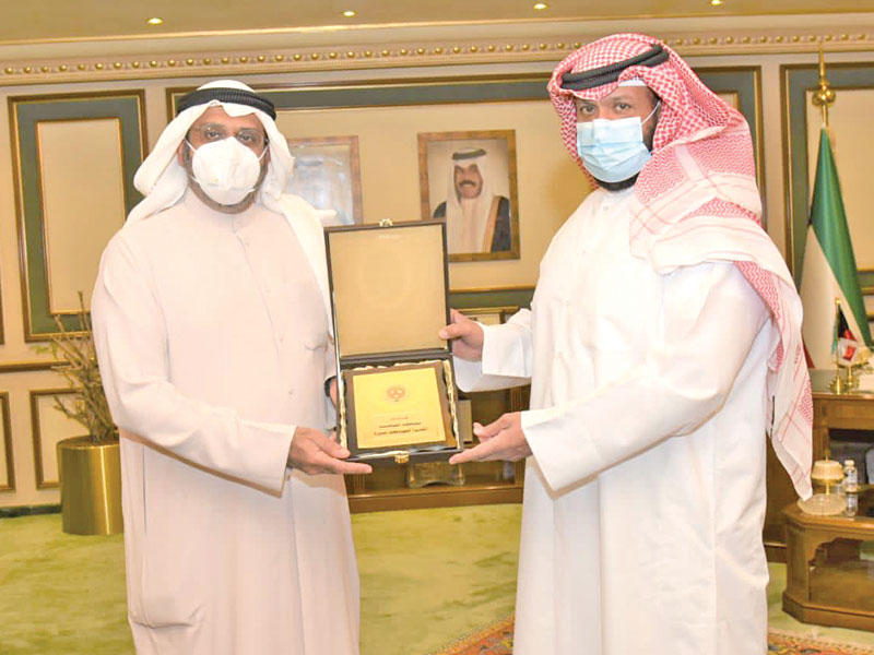 محافظ العاصمة مكرماً العثمان