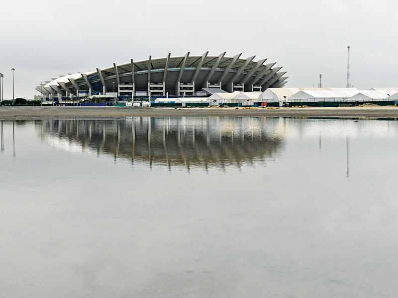 بحيرات من المياه أمام استاد جابر (تصوير نوفل إبراهيم وعبدالله الخلف وعوض التعمري وميلاد غالي)