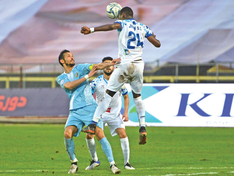 كرة مشتركة عالية في لقاء السالمية والجهراء (تصوير جورج رجي)
